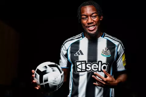 نيوكاسل يونايتد يعلن التعاقد مع أنتوني إلانجا